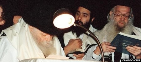 Reb Leibel with the Rebbe at the kiddush levana ceremony at the conclusion of Yom Kippur.