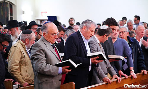 Participants at the RCV/COSV (Council of Orthodox Synagogues of Victoria) service where Rabbi Kluwgant gave the keynote address. (Photo: Peter Haskin, Australian Jewish News)