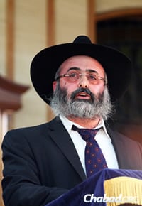 Rabbi Meir Shlomo Kluwgant, speaking at a prayer service last week in Australia. (Photo: Peter Haskin, Australian Jewish News)