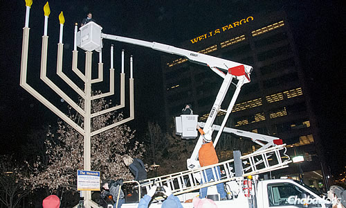 Rabbi Abraham Shemtov on the right in the cherry picker, assisted in the candle-lighting by Ruben Amaro Jr., the general manager of the Philadelphia Phillies on the left. (Photo: Cindy Monyek)