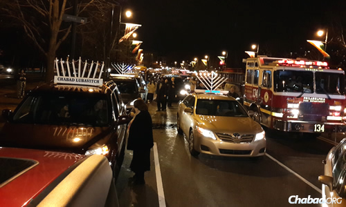 Vehicles line up on John F. Kennedy Boulevard in Philadelphia, waiting for the start of the annual car-menorah parade sponsored by Chabad. (Photo: Cindy Monyek)