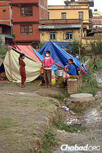 Many have no food or water, and their homes have been destroyed. (Photo: David Karsenty/Chabad of Nepal)