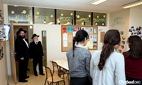Rabbi Mendel Azimov, left, director of Beth Loubavitch Paris 16, and Rabbi Yehuda Krinsky, chairman of Merkos L’Inyonei Chinuch, the educational arm of the Chabad-Lubavitch movement, greet some students at the school. Rabbi Krinsky is currently in Paris for a conference with French shluchim. (Photo: Thierry Guez)