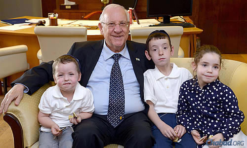 Israeli President Reuven Rivlin with the children of Chabad emissaries Rabbi Chezky and Chani Lifshitz, co-directors of Chabad of Nepal, who arrived in Israel to stay with their grandparents as the situation in Nepal worsens. (Photo: Mark Neiman/GPO)