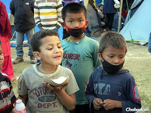Children enjoy a meal and seem to keep up their spirits. (Photo: David Karsenty/Chabad of Nepal)