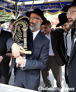 Sassoon carried the Torah under a chuppah on wheels as part of a communal procession. (Photo: Deja Views)
