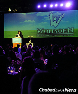 Rabbi Mendy Gurevitch, director of the Wolfsohn-Tabacinic Jewish day school and community center, addresses parents, alumni and supporters at the institution's annual dinner.