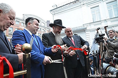 Celebrants at the grand opening and ribbon-cutting ceremony included Ivanovo Mayor Alexei Khokhlov, and dignitaries and representatives of the local Jewish community.