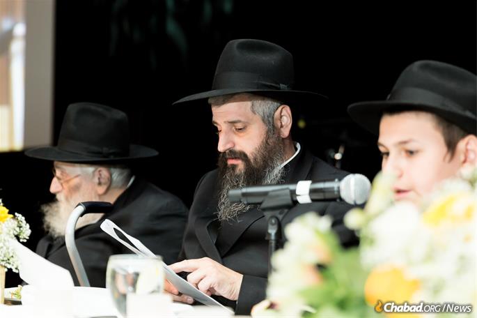 Father and grandfather listen to the bar mitzvah boy. (Photo: Norina Kaye)