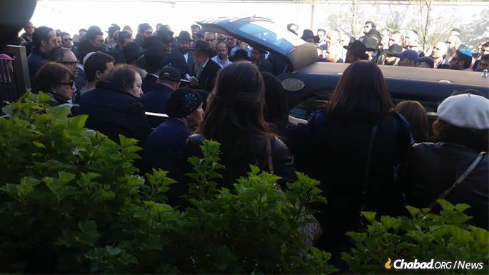 Ratusan orang berubah menjadi pemakaman rabbi tercinta di Milan.