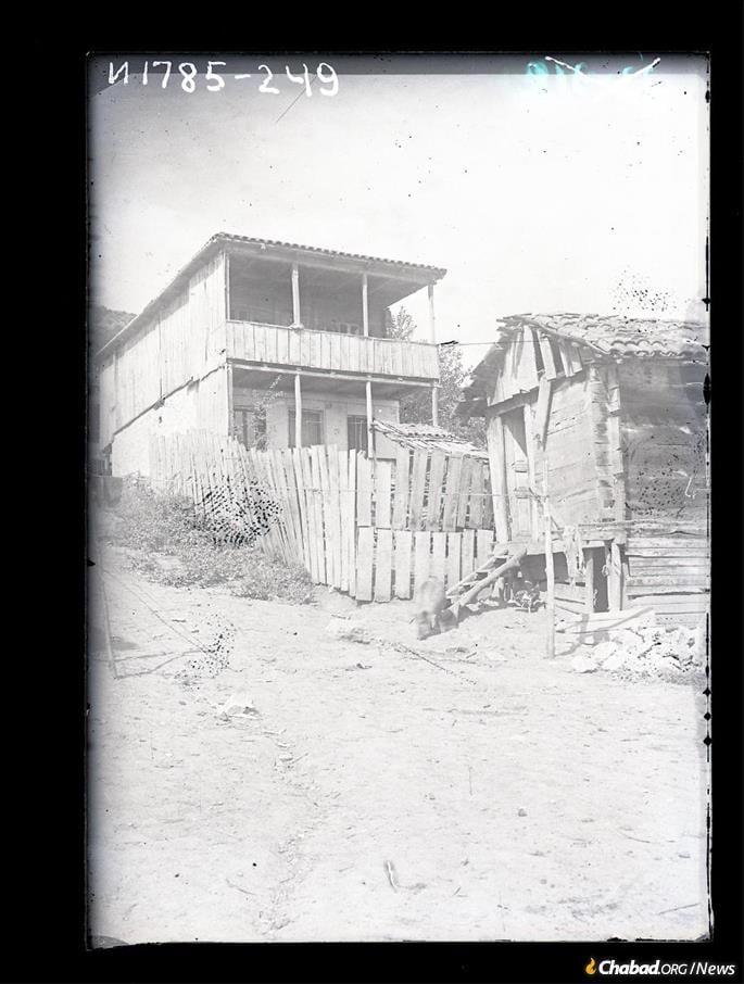 A Jewish home in Sachkhere, Georgia, circa 1929. (Credit: Mark Plisetsky/Peter the Great Museum of Anthropology and Ethnography [Kunstkamera]