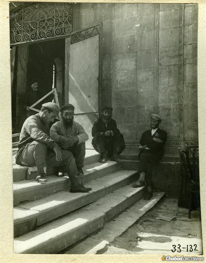 Jews on the steps of the synagogue in Kutaisi, 1929. (Credit: Mark Plisetsky/Peter the Great Museum of Anthropology and Ethnography [Kunstkamera]).