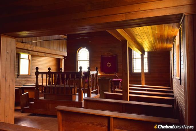 Wood paneling covered the entirety of the sanctuary, with the women's gallery overlooking the bimah in the center.