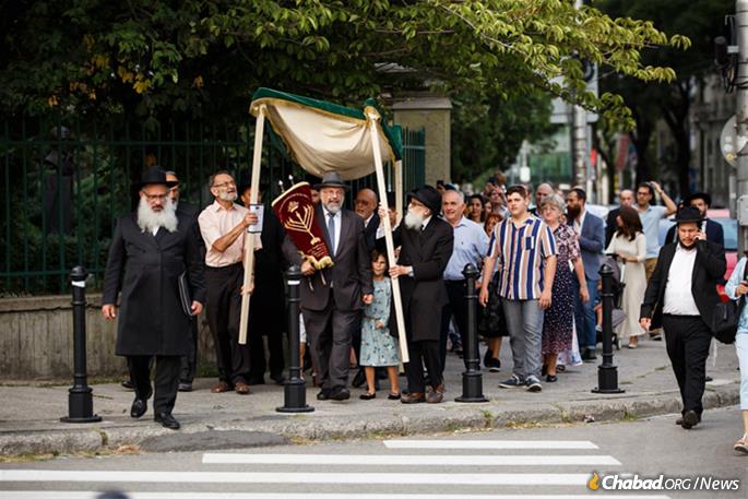 The procession returned to the hotel where the Torah had been finalized under the direction of scribe Rabbi Shimon Shimonov of neighboring Austria.