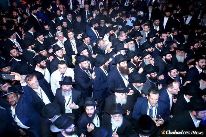 Thousands danced through a maze of converging circles—ID tags and black hats bouncing to the upbeat sounds of Chassidic music. (Photo: Itzik Roytman)