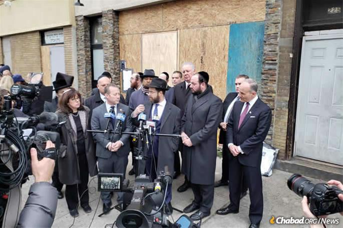 Rabbi Moshe Schapiro, center, spoke at a news conference last year with Federal, state and local officials. (Photo: Mendel Super)