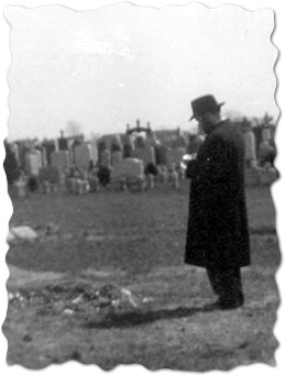 Le Rabbi priant auprès de la sépulture de son beau-père, le Rabbi précédent, peu avant que l'on érige la pierre tombale et la structure du "Ohel"