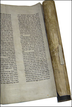 Un rouleau d'Esther écrit de la main de Rabbi Chmouel (crédit photo Agudas Chassidei Chabad Lubavitch Library/Kehot)