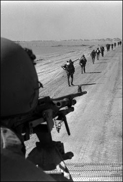 Israeli paratroopers marching along the Suez-Cairo road on the west bank. (Photo: Ron Ilan/GPO)