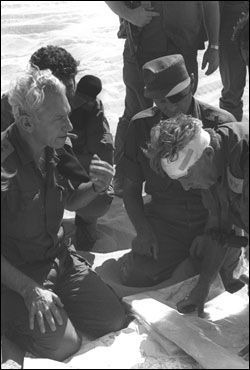 Generals consult each other in the midst of the Yom Kippur War. (Photo: Yossi Greenberg/GPO)