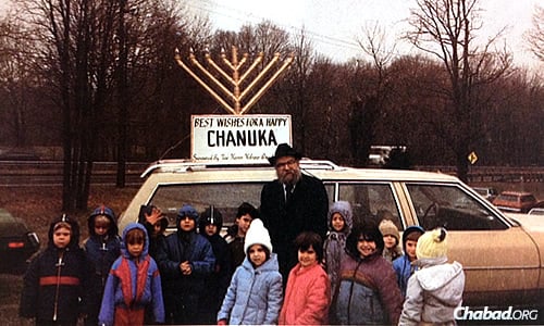 Rabbi Moshe Hecht with students at the New Haven Hebrew Day School in Connecticut, 1987.