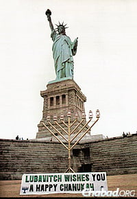 In 1986, for the first time, a giant menorah was put up by the Lubavitch Youth Organization at the base of the Statue of Liberty, whose famous torch serves as a beacon of freedom to immigrants entering New York.