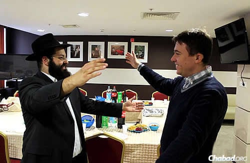 The rabbi greets Misha Shushpannikov before the start of Shabbat. (Photo: Anna Volkova)
