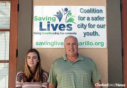 Reilly y su padre, Greg Friedman, ambos parte de la Coalición Saving Lives Camarillo